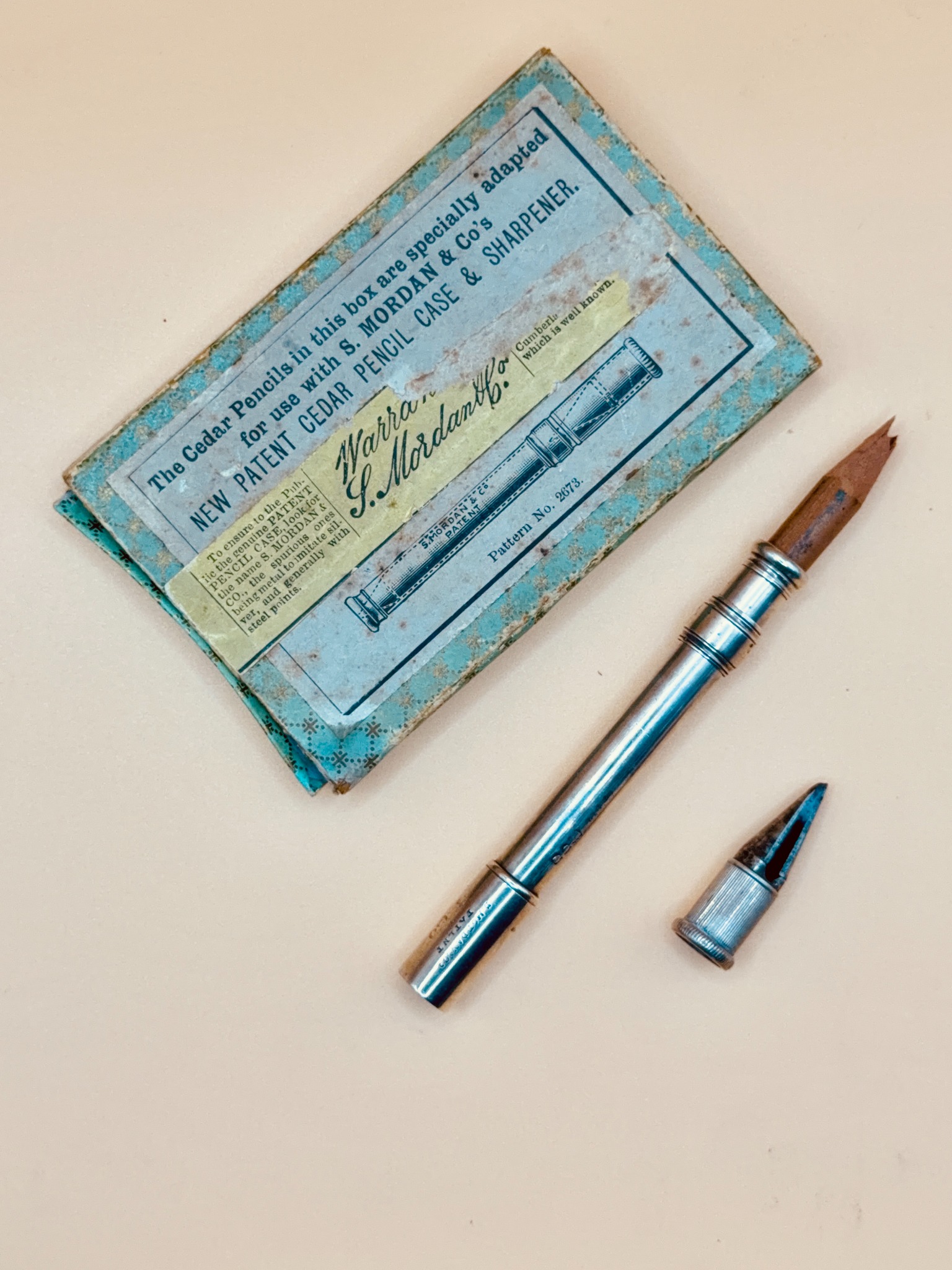 Cedar Pencil Case & Sharpener 2673 de S. Mordan & Co. amb la capsa original, el llapis i la maquineta