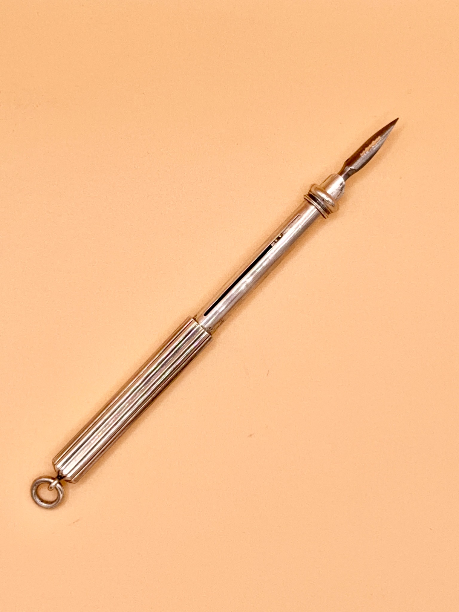 Instrument desplegat amb la ploma metàl·lica
