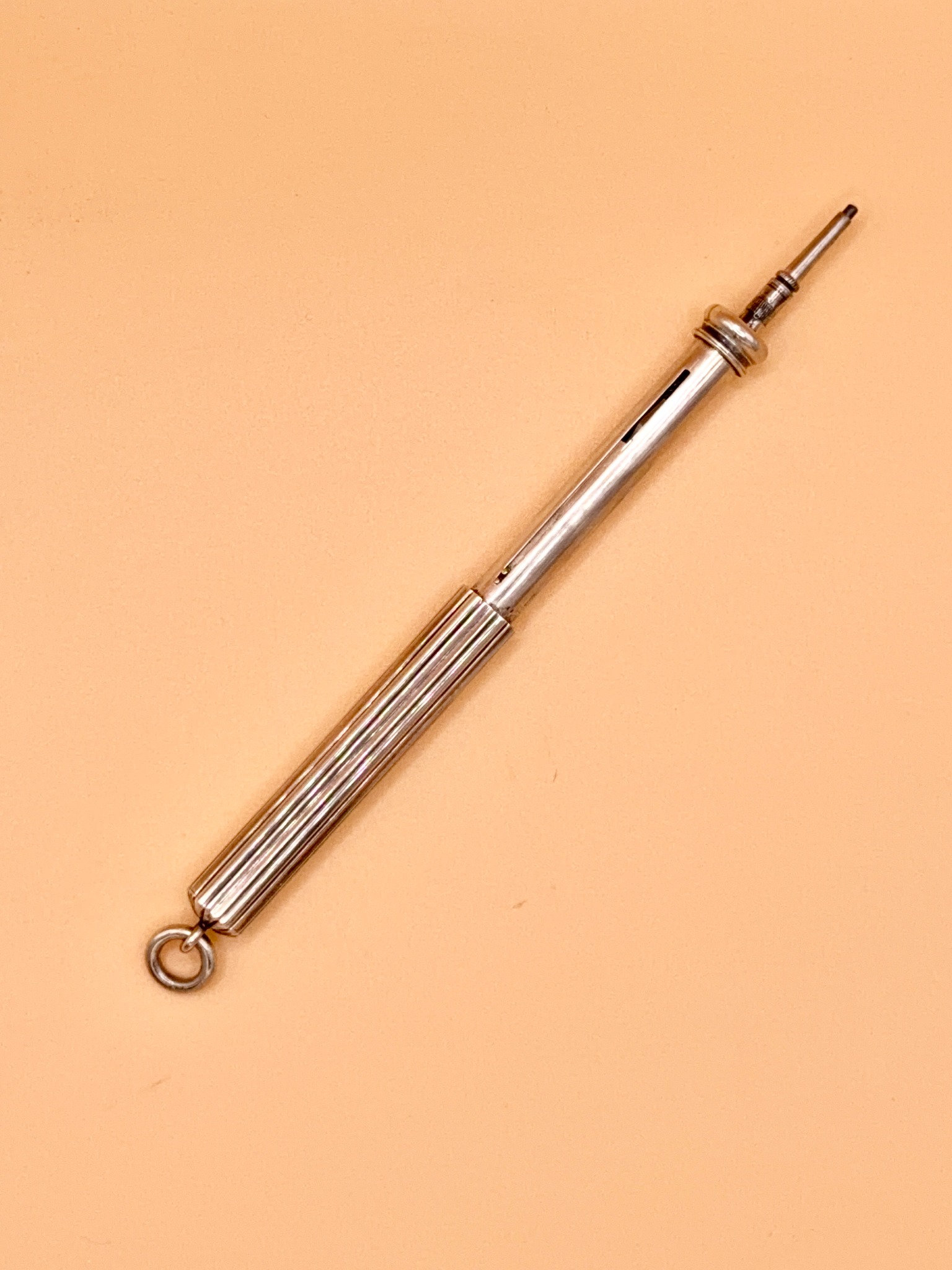 Instrument combinat S. Mordan & Co. atribuït al model 490b, desplegat amb el portamines