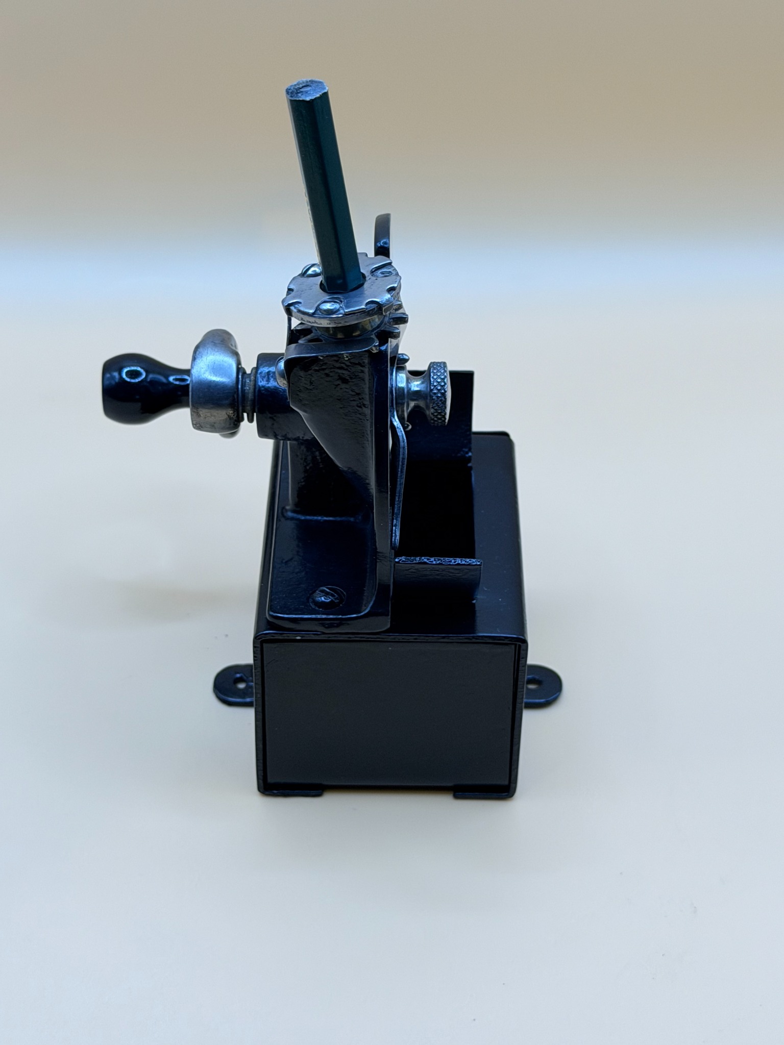 Perfil esquerre de l’U.S. Automatic Pencil Sharpener