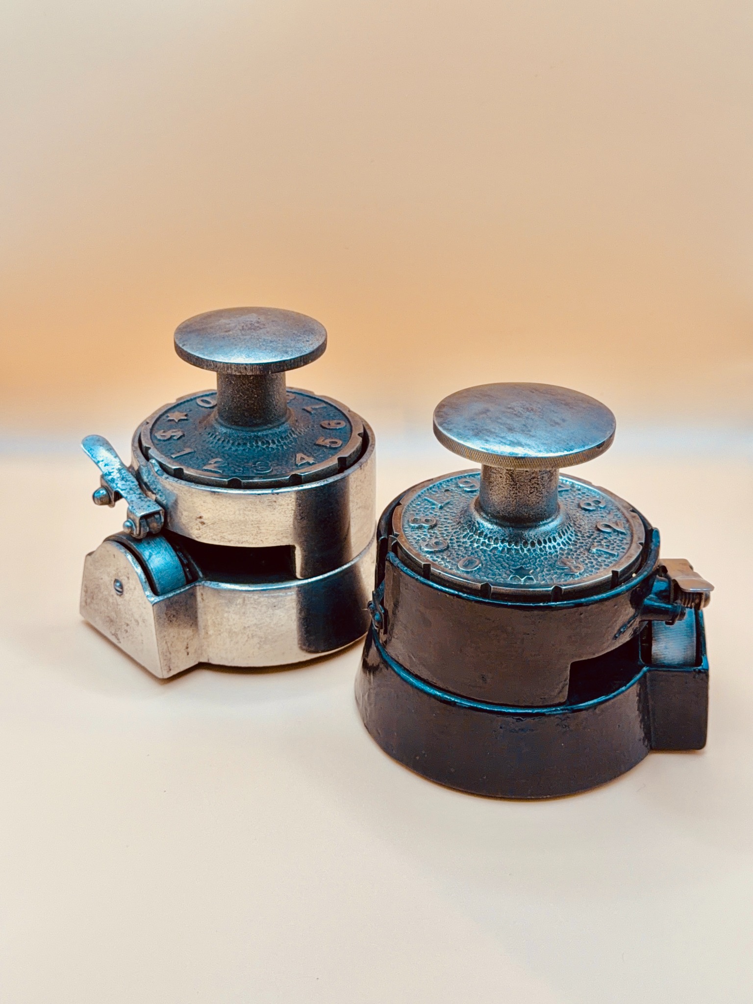 Versions niquelada i negra del Wesley Indelible Check Perforator